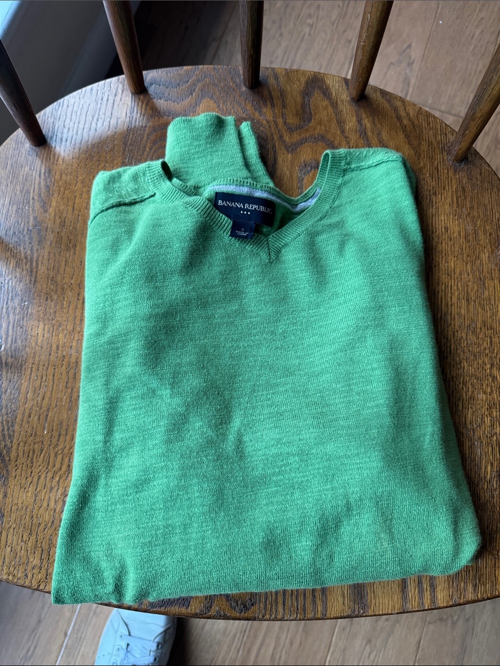 Banana Republic Men's Bright Green V-Neck Sweater
